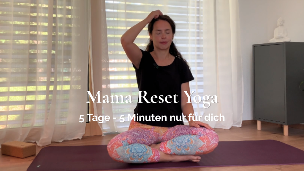 website header 5 tage 5 minuten Frau im Fersensitz, geschlossene Augen, EFT Klopfen am Scheitel
